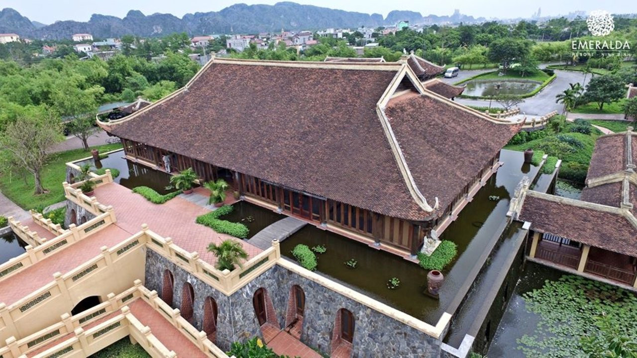 Du khách di chuyển bằng xe khách đến bến xe Ninh Bình để ghé Emeralda Resort