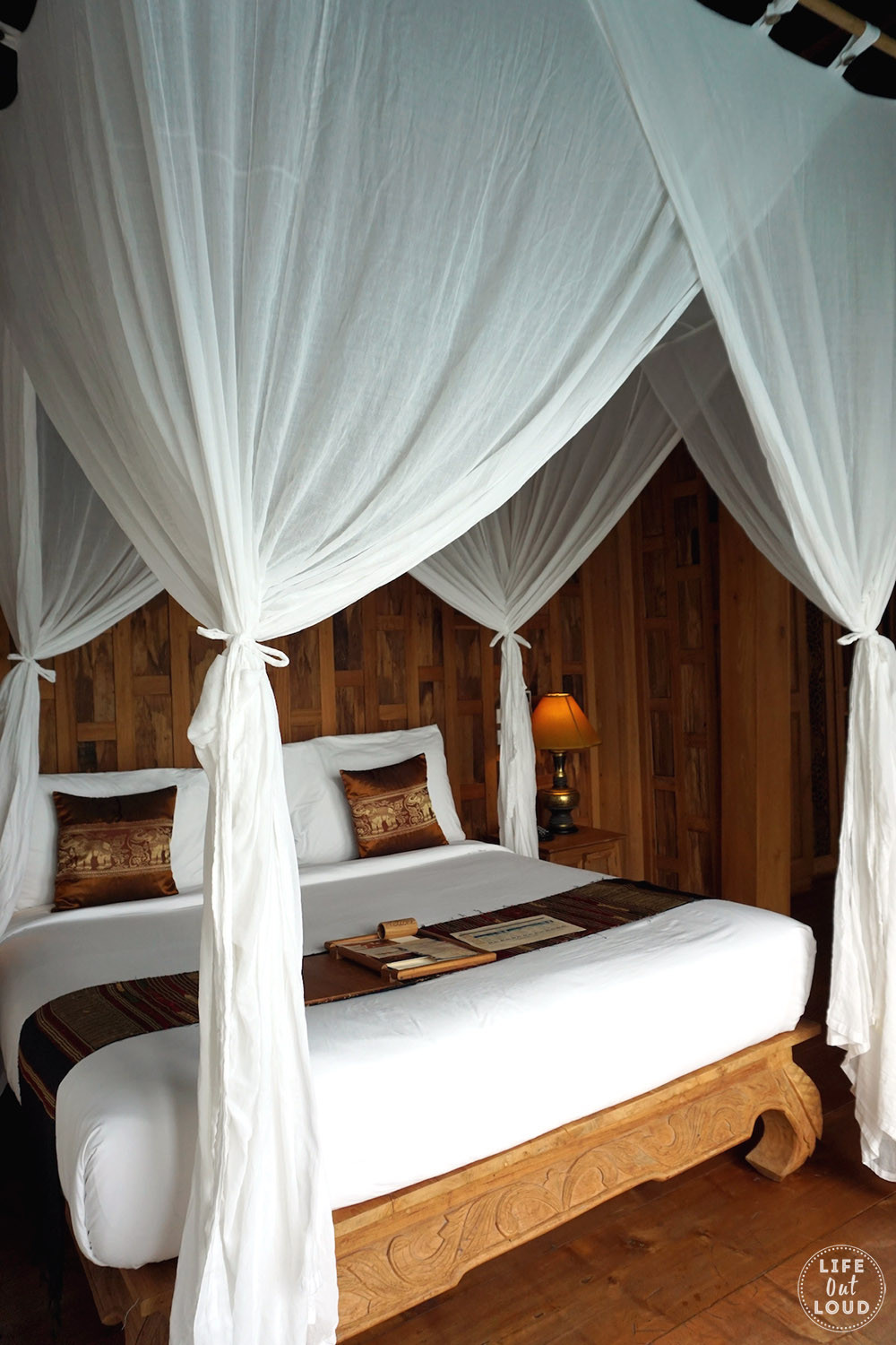 Ghế sofa thoải mái bên cửa sổ trong biệt thự Santhiya Koh Yao Yai, view ra hồ bơi riêng