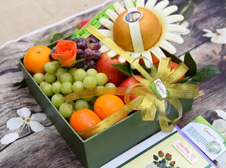 Giỏ hoa quả tươi là quà tặng khai trương spa lịch sự và ý nghĩa