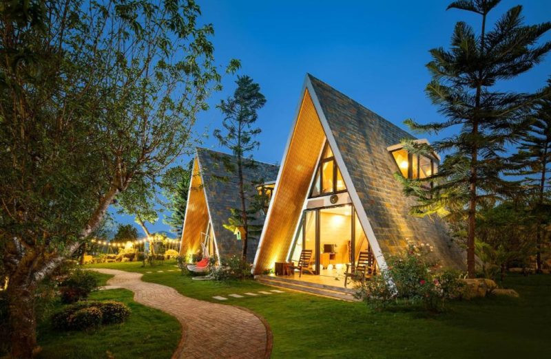 Giường ngủ được trang trí tinh tế tại Bái Đính Garden Resort &amp; Spa