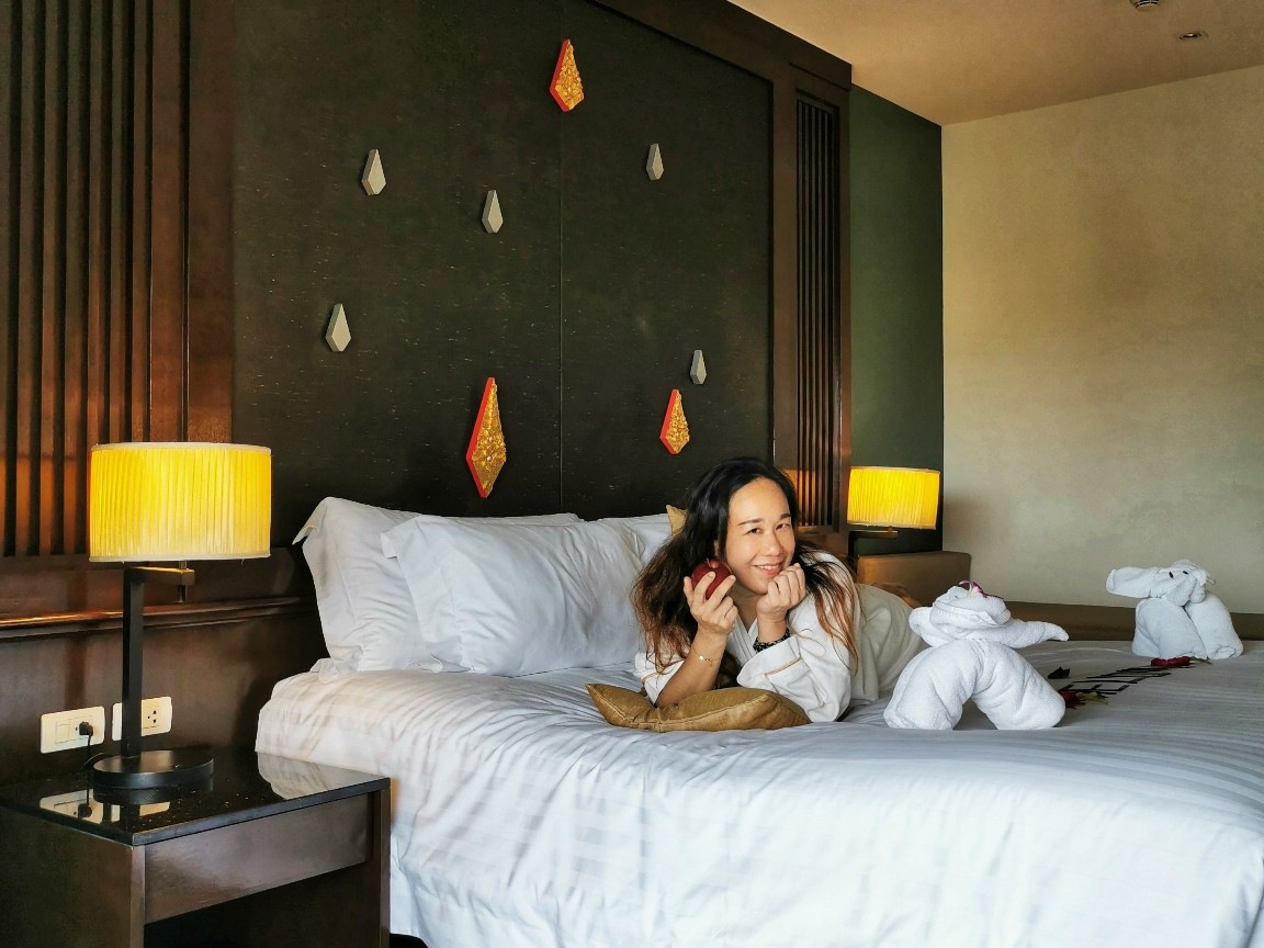 Giường ngủ êm ái với trang trí voi khăn tại Centara Anda Dhevi