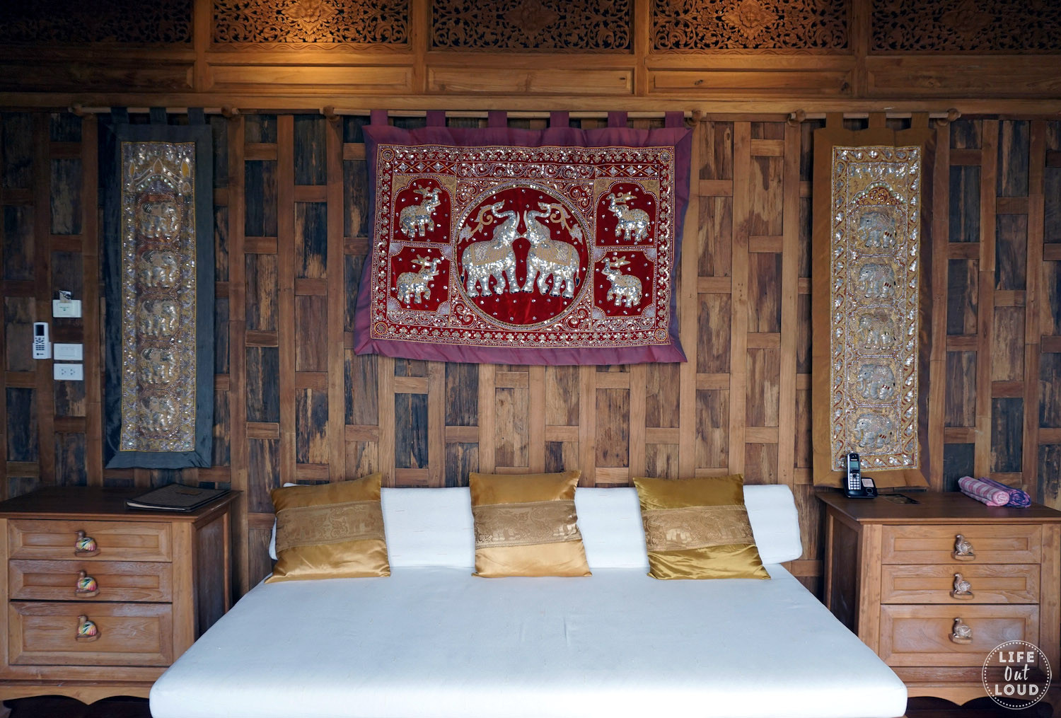 Giường ngủ rộng rãi với màn che tại biệt thự Santhiya Koh Yao Yai, tạo không gian thư giãn lý tưởng