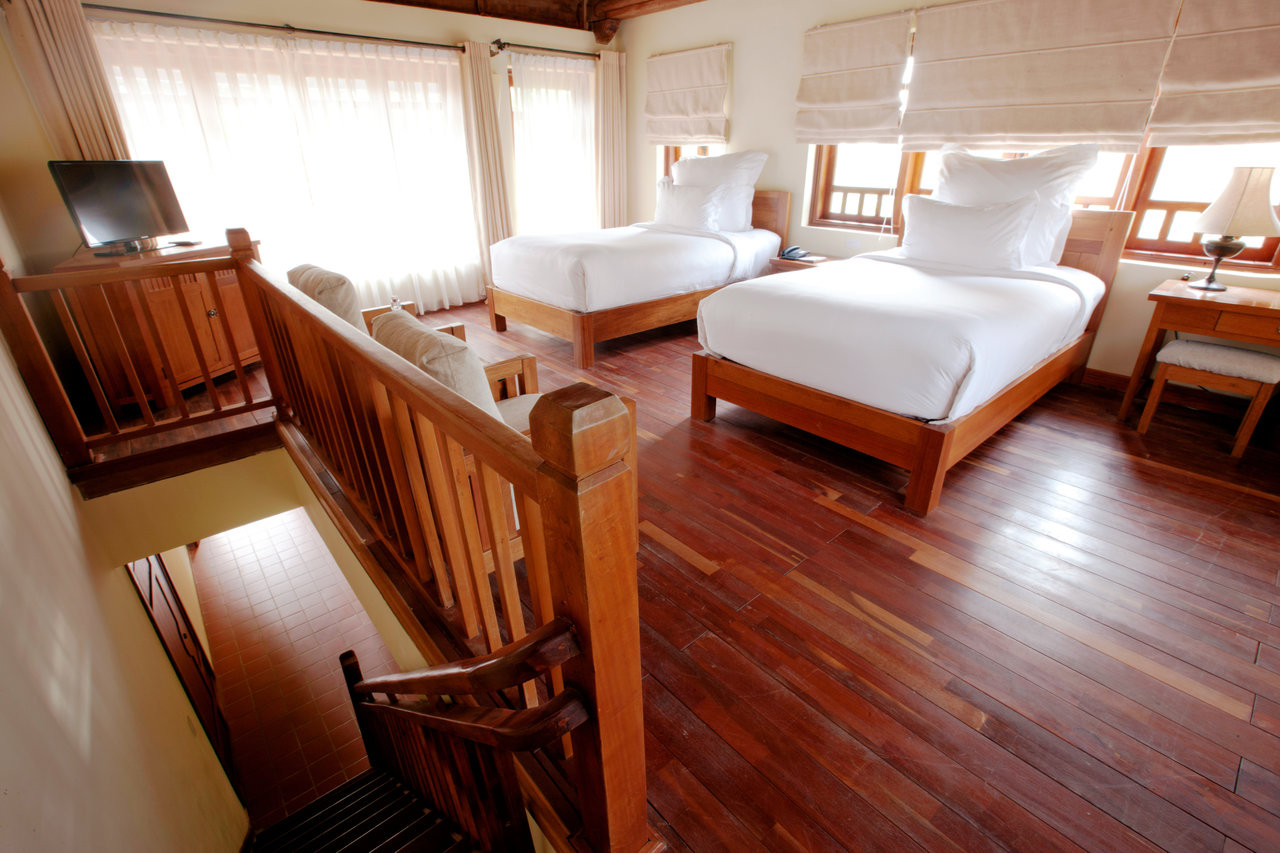 Giường ngủ tiện nghi trong phòng Duplex của Emeralda Ninh Bình Resort