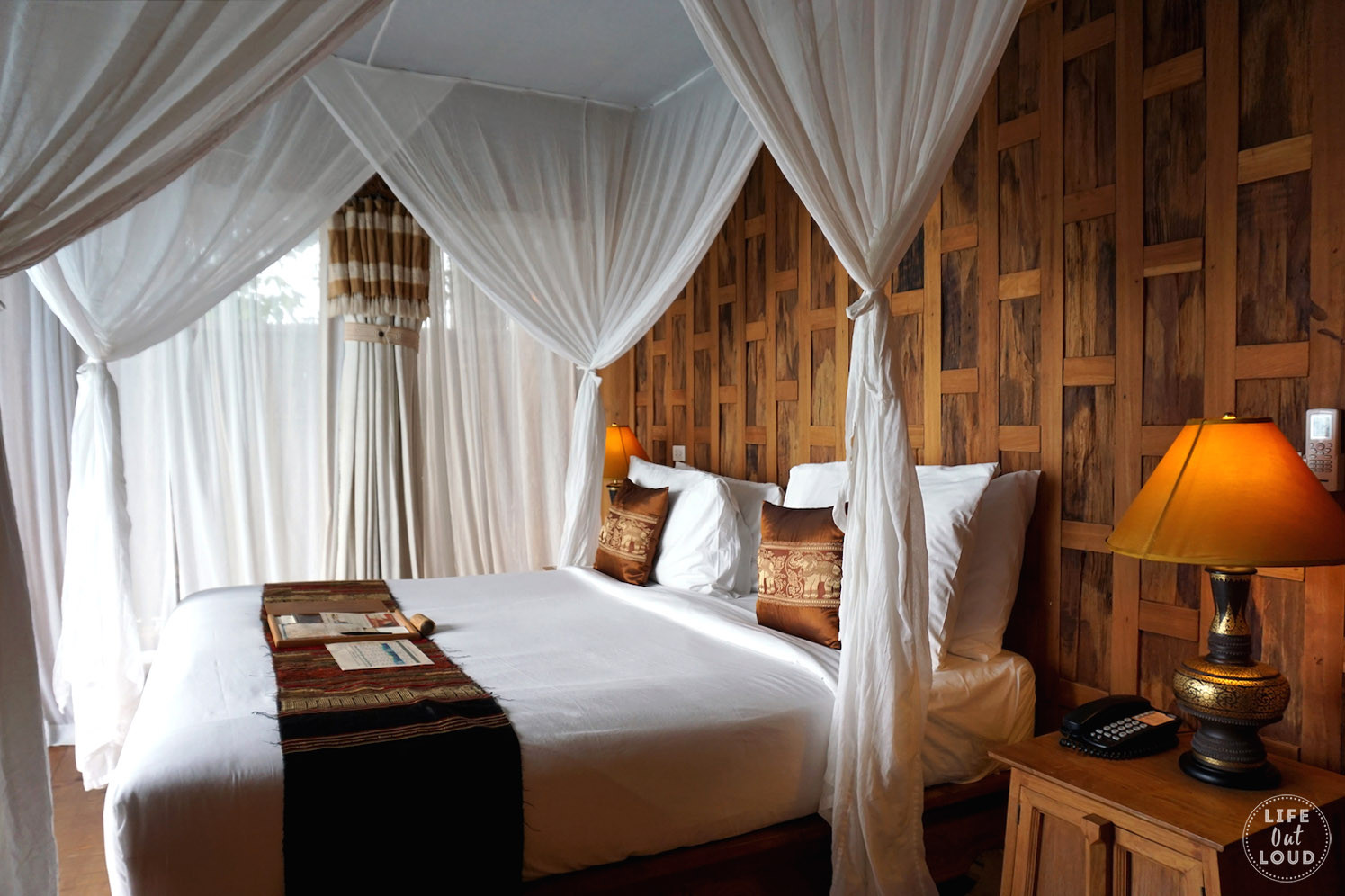 Giường ngủ với tầm nhìn ra biển từ biệt thự tại Santhiya Koh Yao Yai