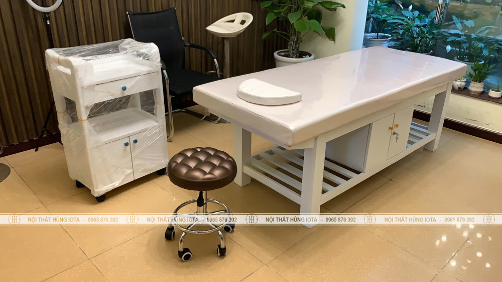 Giường spa hiện đại và bàn làm việc tiện nghi trong không gian spa sang trọng tại Văn Quán Hà Đông