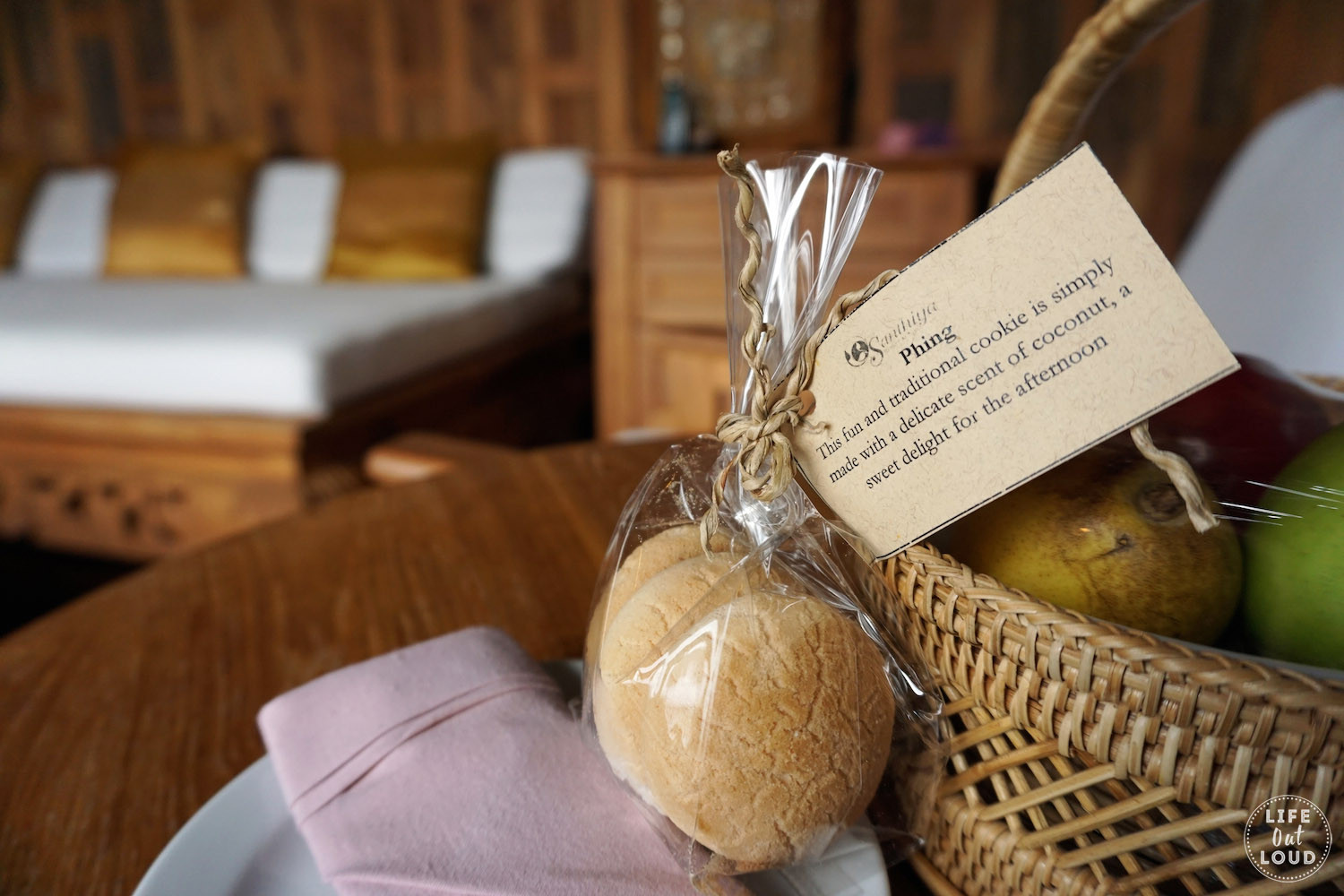 Góc làm việc hoặc thư giãn với bàn ghế gỗ tại biệt thự Santhiya Koh Yao Yai