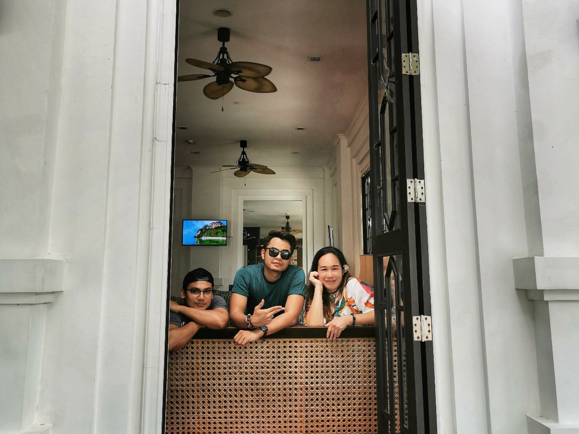 Góc nhìn cận cảnh hồ bơi uốn lượn tại Centara Anda Dhevi