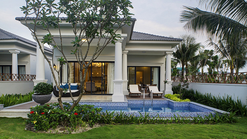 Góc nhìn cận cảnh một biệt thự tại Vinpearl Resort &amp; Spa Long Beach với kiến trúc mái đỏ