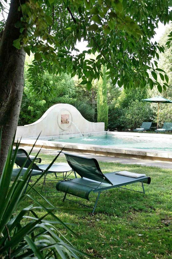 Góc nhìn tổng thể về kiến trúc và cảnh quan xanh mát tại khách sạn Baumanière, Les Baux-de-Provence