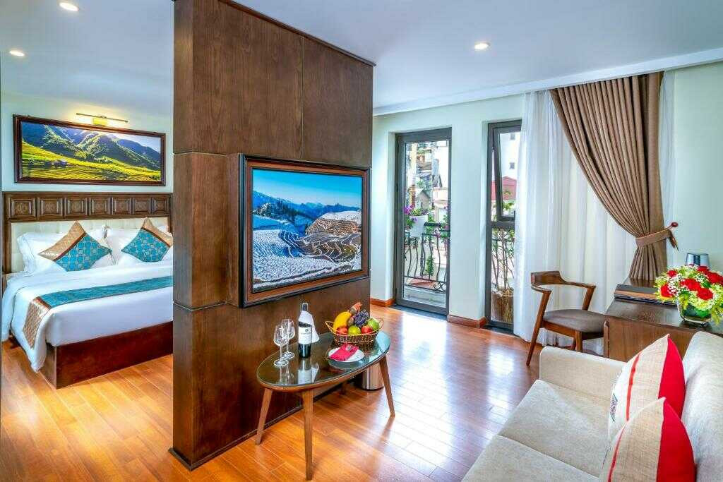 Góc thư giãn sang trọng với ghế bành và tầm nhìn đẹp trong phòng Executive tại Sapa Relax Hotel &amp; Spa