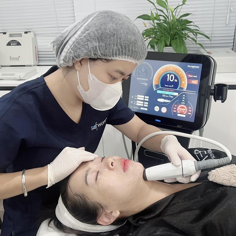 Her Skincare &amp; Spa là một spa cao cấp tại thành phố Vinh, nổi bật với dịch vụ triệt lông vĩnh viễn, đảm bảo an toàn và hiệu quả, giúp khách hàng sở hữu làn da mịn màng.