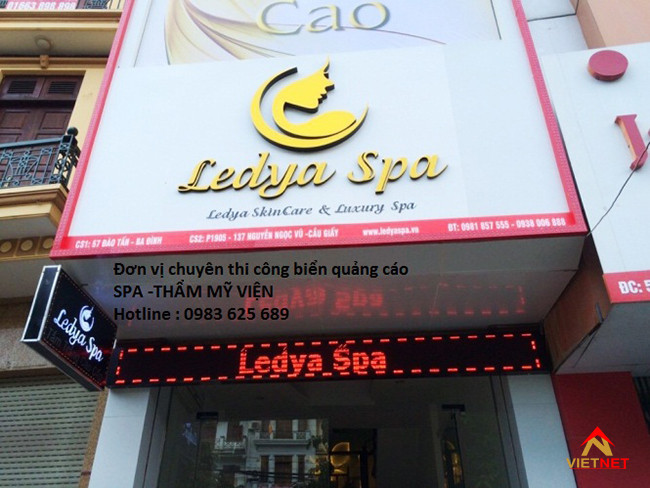 Hình ảnh biển hiệu spa sang trọng với logo phát sáng ấn tượng