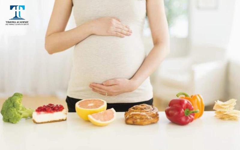 Hình ảnh các loại thực phẩm tươi sạch, rau củ quả và nước ép minh họa chế độ ăn uống khoa học và cân bằng cho bà bầu.