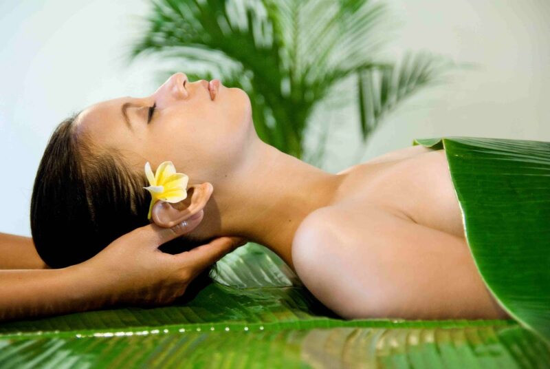 Hình ảnh cô gái spa đẹp với gam màu trung tính, tạo không gian sang trọng