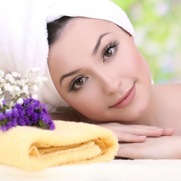 Hình ảnh cô gái spa đẹp với làn da rạng rỡ