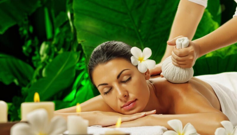 Hình ảnh cô gái spa trong tư thế thư giãn, gợi lên sự chăm sóc toàn diện