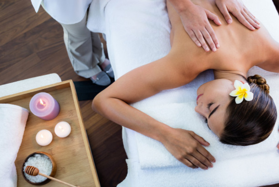 Hình ảnh cô gái thư giãn trong không gian spa sang trọng, ánh sáng dịu nhẹ