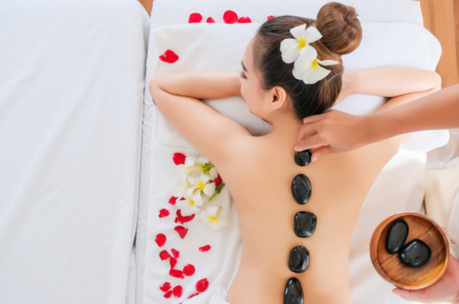 Hình ảnh cô gái thư giãn trong spa, biểu cảm tự nhiên và thư thái