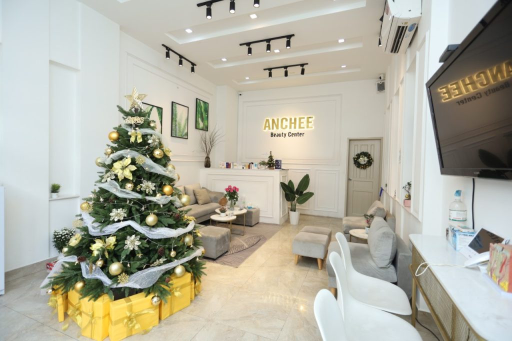 Hình ảnh khách hàng được tư vấn về quy trình nặn mụn tại spa Anchee Clinic