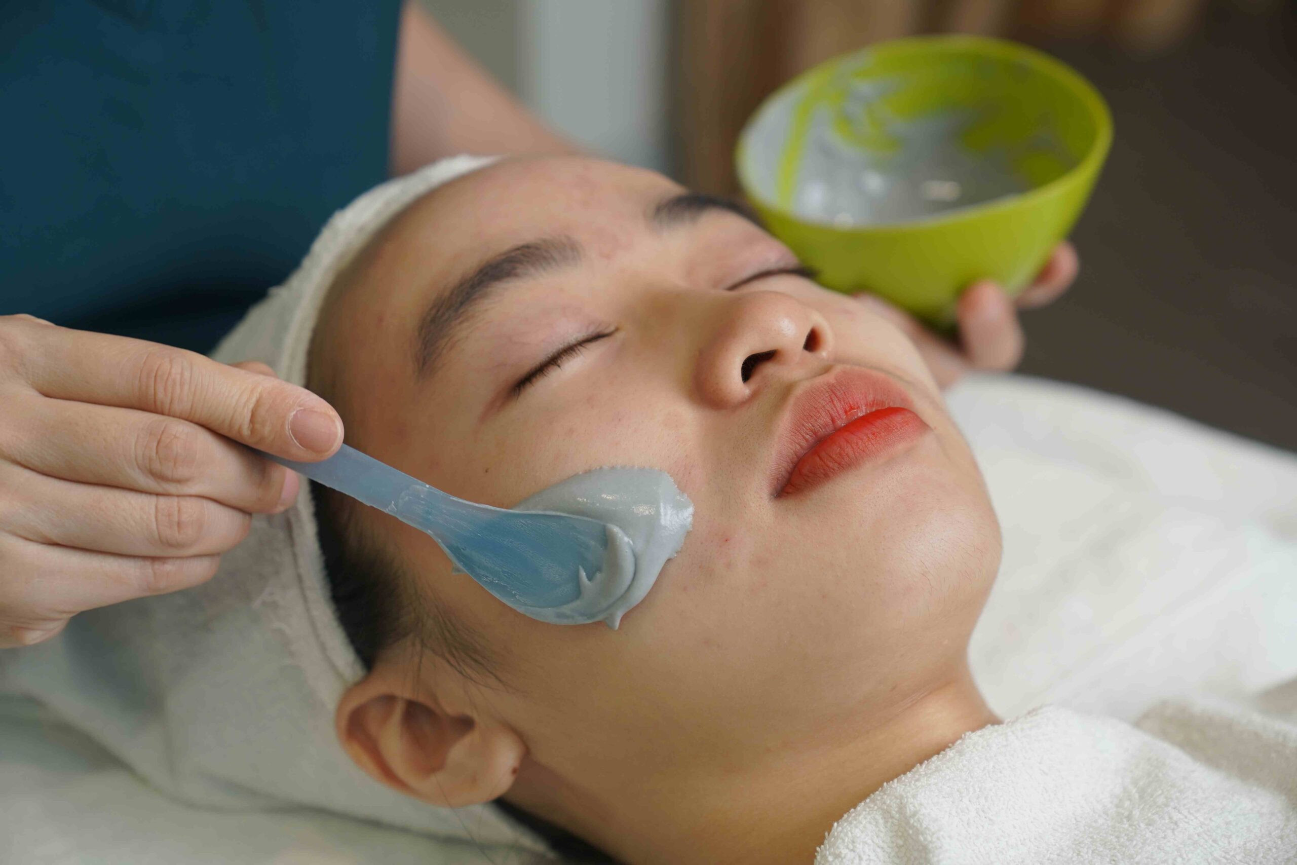 Hình ảnh minh họa chi phí 1 liệu trình trị mụn tại spa, thể hiện sự đa dạng về giá cả dựa trên tình trạng da và phương pháp điều trị