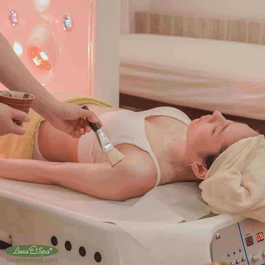 Hình ảnh một phụ nữ đang trải nghiệm liệu pháp tắm trắng toàn thân tại Lona Home Spa Cần Thơ, trong không gian sang trọng