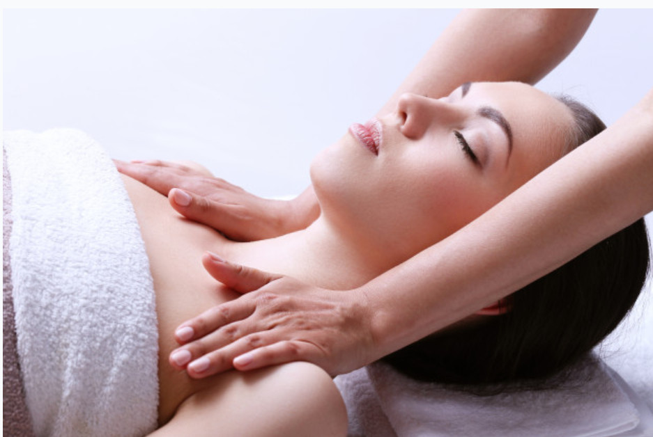 Hình ảnh sản phẩm spa như tinh dầu, hoa và đá cuội tạo không gian thiền định