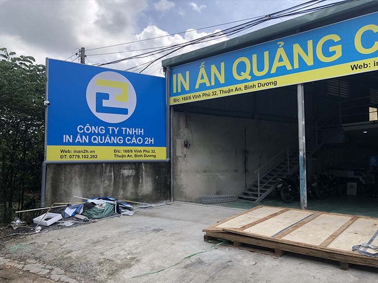 Hình ảnh xưởng in chuyên nghiệp với máy móc hiện đại, nơi sản xuất các mẫu băng rôn khai trương spa chất lượng cao.