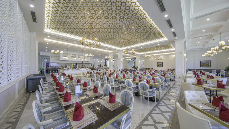 Hồ bơi chính ngoài trời của Vinpearl Resort &amp; Spa Long Beach, rộng rãi và thoáng đãng