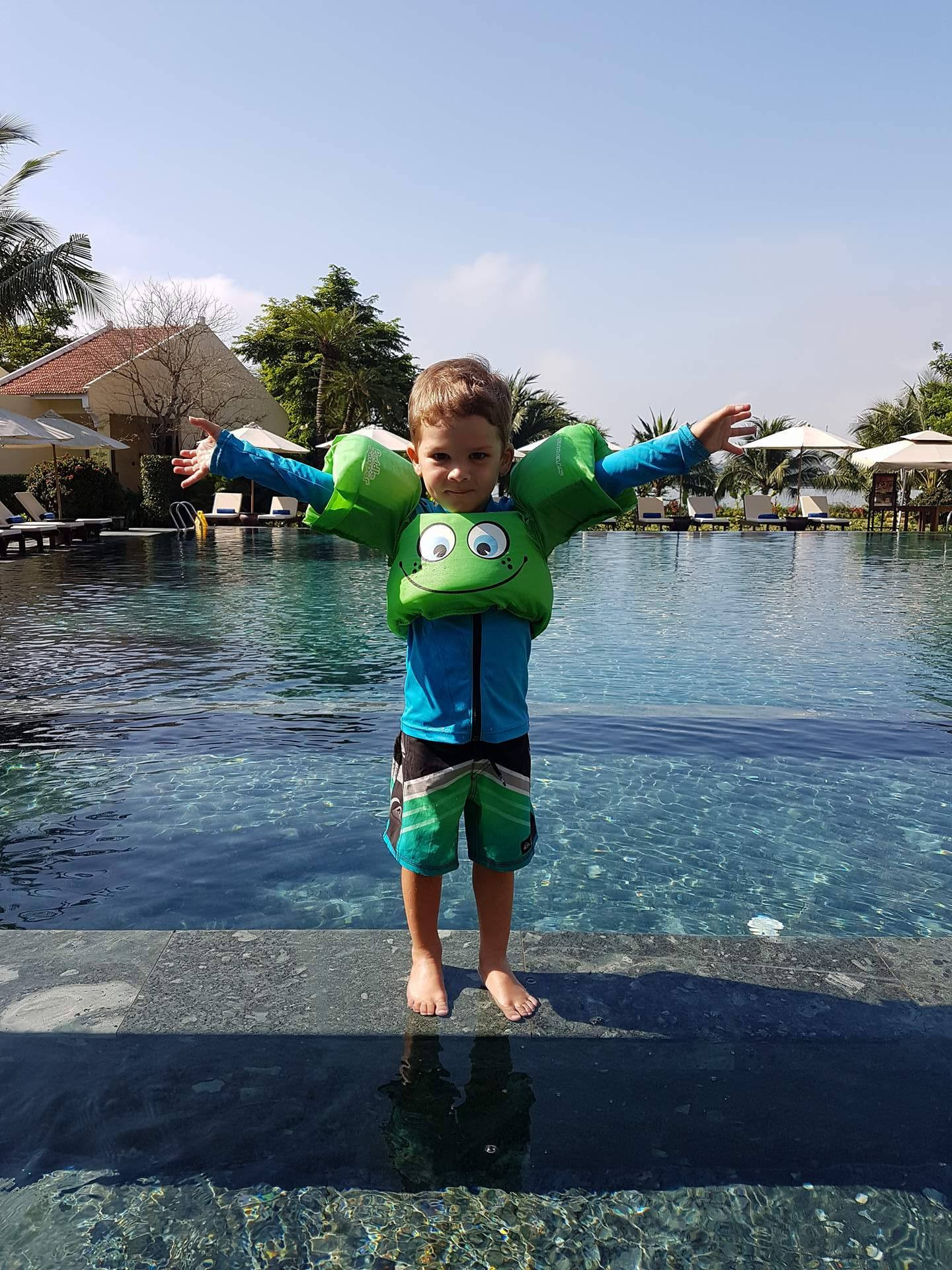 Hồ bơi chính nhìn ra sông Thu Bồn tại Hoi An Silk Marina Resort &amp; Spa