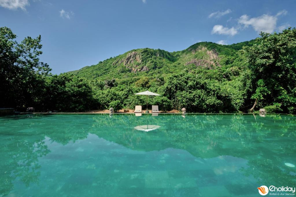 Hồ bơi chính tại Poulo Condor Boutique Resort Côn Đảo với làn nước trong xanh và hàng dừa