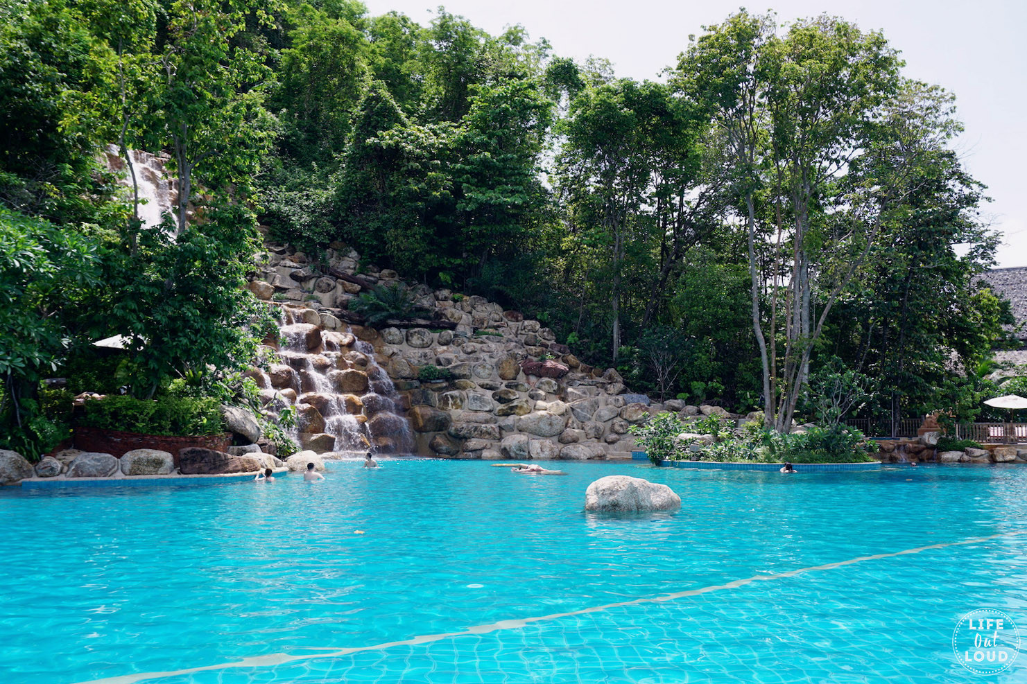 Hồ bơi chính với thác nước nhân tạo và ghế thư giãn độc đáo tại Santhiya Koh Yao Yai Resort