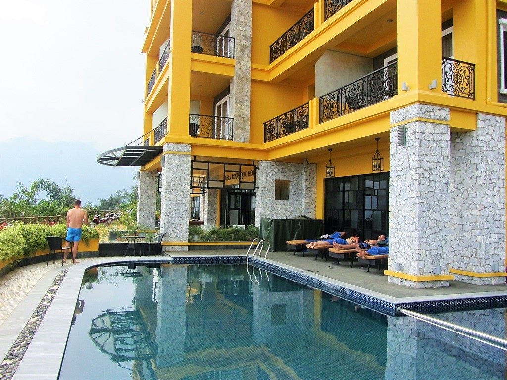 Hồ bơi của Aira Boutique Sapa Hotel &amp; Spa, nơi du khách có thể thư giãn và ngắm cảnh