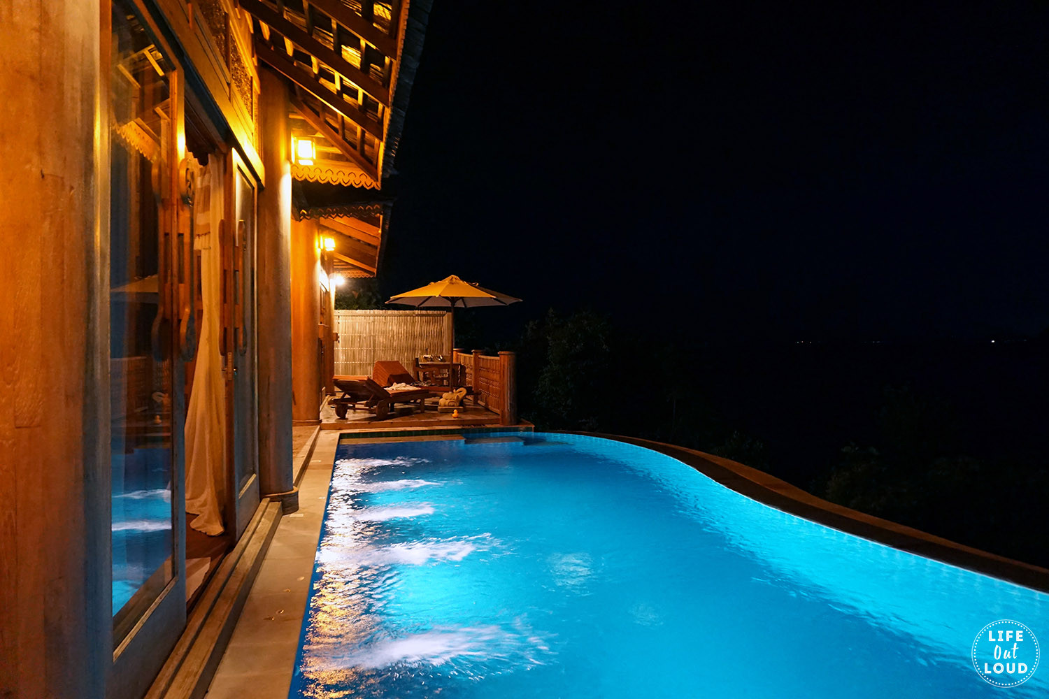 Hồ bơi lung linh ánh đèn vào ban đêm tại biệt thự Santhiya Koh Yao Yai Resort