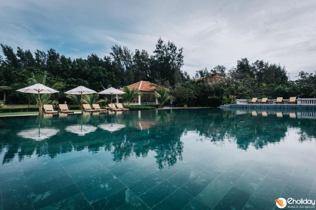 Hồ bơi ngoài trời rộng lớn của Poulo Condor Boutique Resort Côn Đảo, view xanh mát