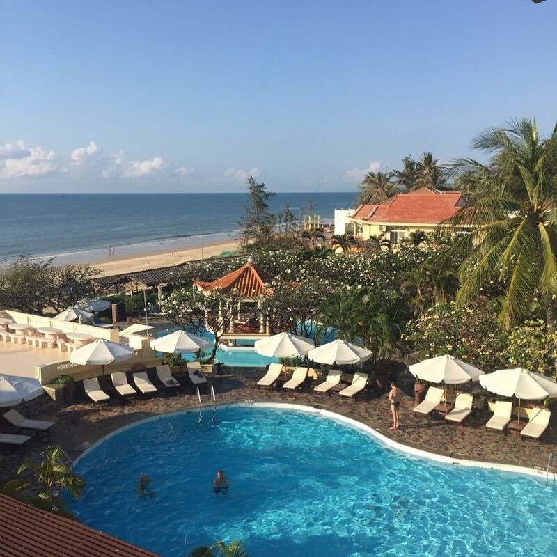 Hồ bơi ngoài trời rộng lớn tại Swiss Village Resort &amp; Spa Làng Thụy Sĩ, khu vực thư giãn lý tưởng dưới nắng Mũi Né