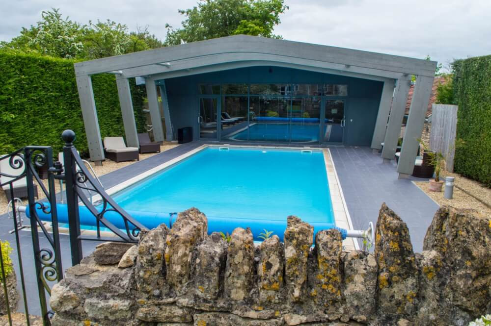 Hồ bơi ngoài trời thanh bình nhìn từ phòng nghỉ tại Homewood Park Hotel and Spa, lý tưởng cho thư giãn.