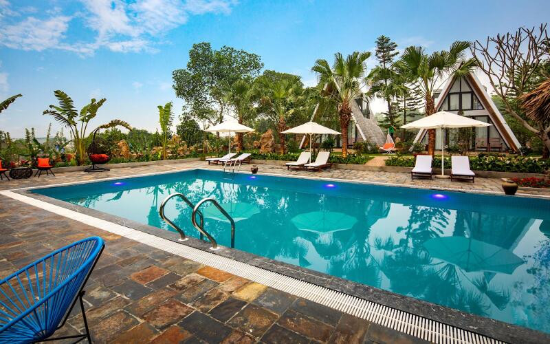 Hồ bơi ngoài trời trong xanh tại Bái Đính Garden Resort &amp; Spa