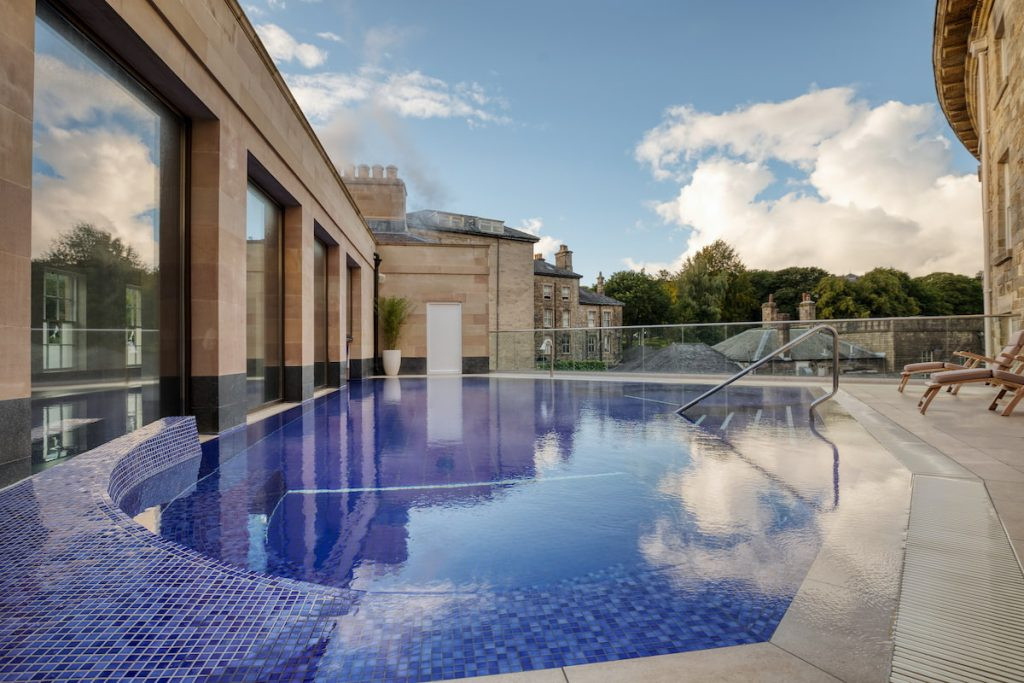 Hồ bơi ngoài trời và trong nhà tại Ensana Buxton Crescent, mang đến trải nghiệm spa độc đáo