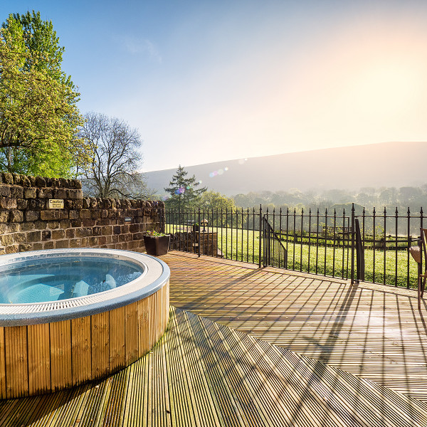 Hồ bơi nước nóng trong nhà và ngoài trời với tầm nhìn ra Peak District tại Losehill House Hotel &amp; Spa