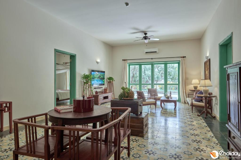 Hồ bơi riêng rộng lớn của Biệt thự Poulo Condor 2 Phòng ngủ, với không gian thư giãn ngoài trời