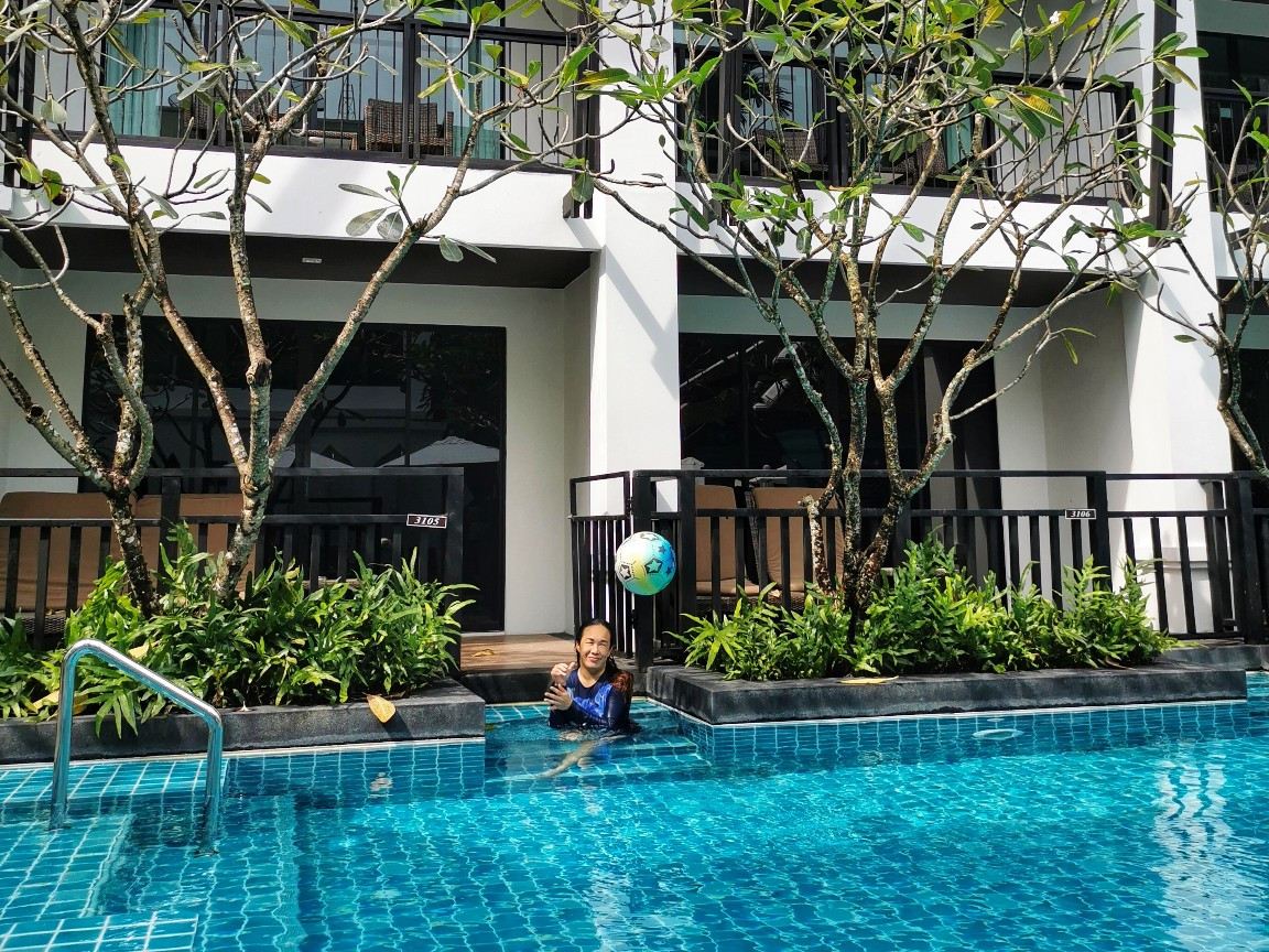 Hồ bơi rộng lớn bao quanh bởi cây xanh tại Centara Anda Dhevi