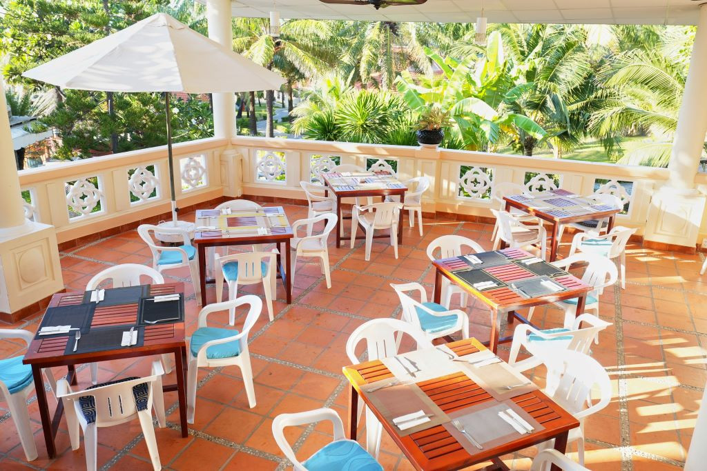 Hồ bơi rộng lớn tại Phú Hải Beach Resort &amp; Spa