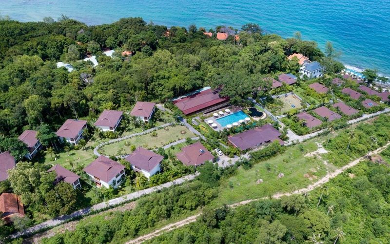 Hồ bơi tại Camia Resort &amp; Spa Phú Quốc với ghế tắm nắng