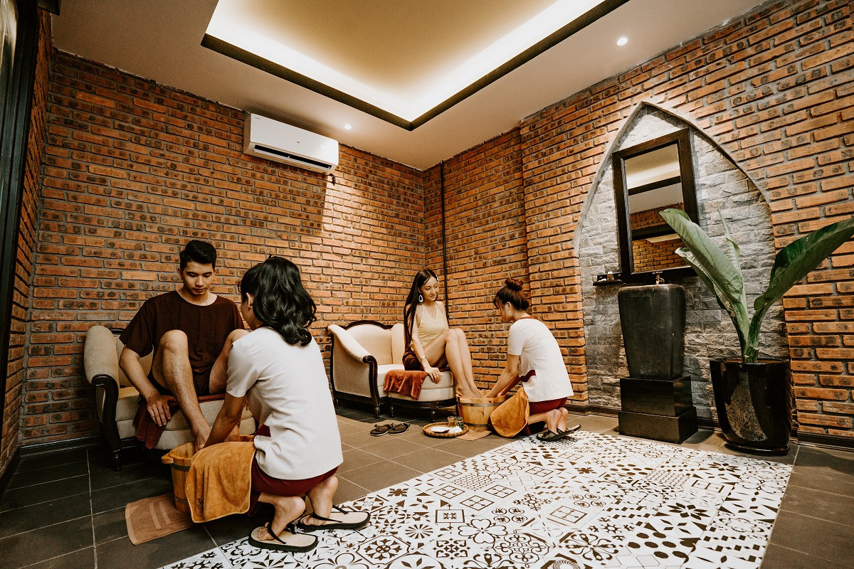 Hồ bơi thư giãn với kiến trúc Chăm-pa tại An Spa Sauna &amp; Massage Đà Nẵng Sơn Trà