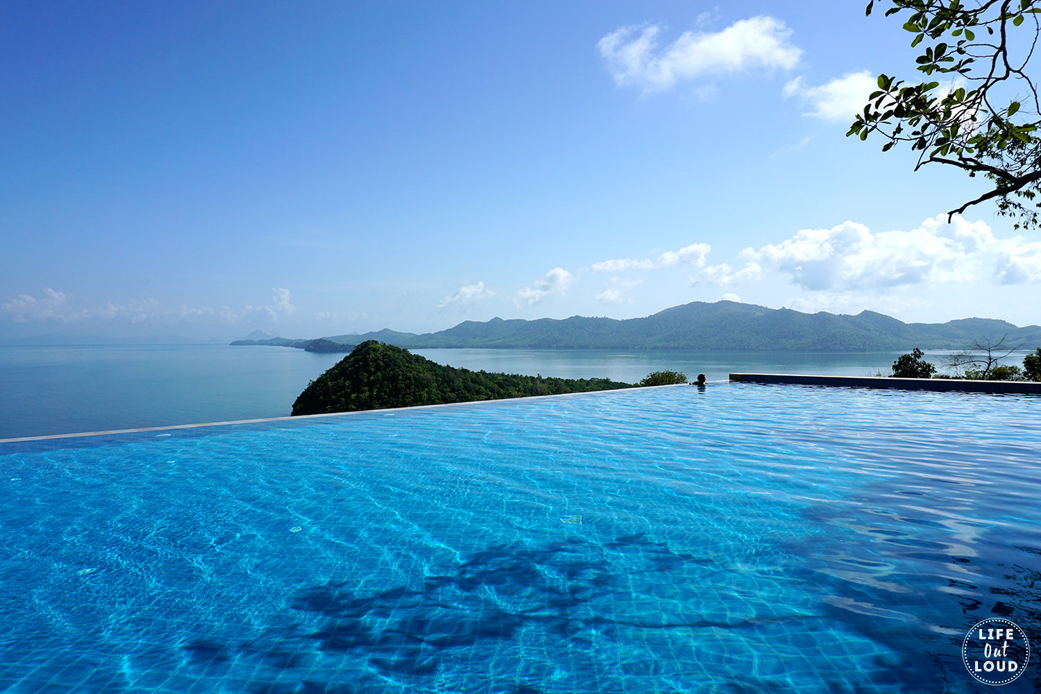 Hồ bơi vô cực ấn tượng tại nhà hàng Saaitara, Santhiya Koh Yao Yai Resort &amp; Spa