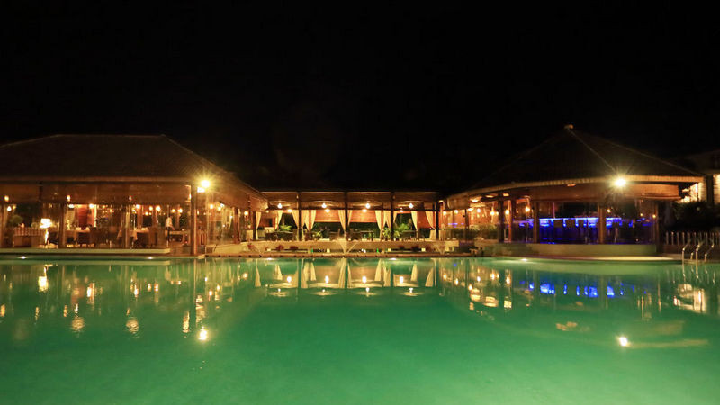 Hồ bơi vô cực ấn tượng tại Villa Del Sol Beach Villas &amp; Spa, hòa mình vào không gian xanh của resort và hướng ra biển