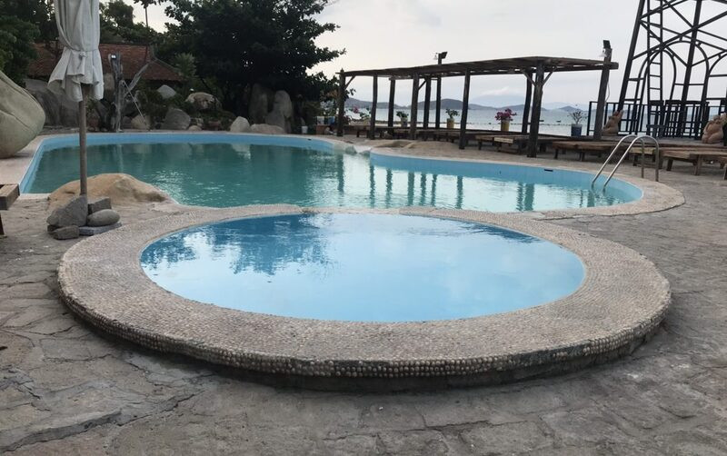 Hồ bơi vô cực ngoài trời tại Wild Beach Resort &amp; Spa Nha Trang nhìn ra biển