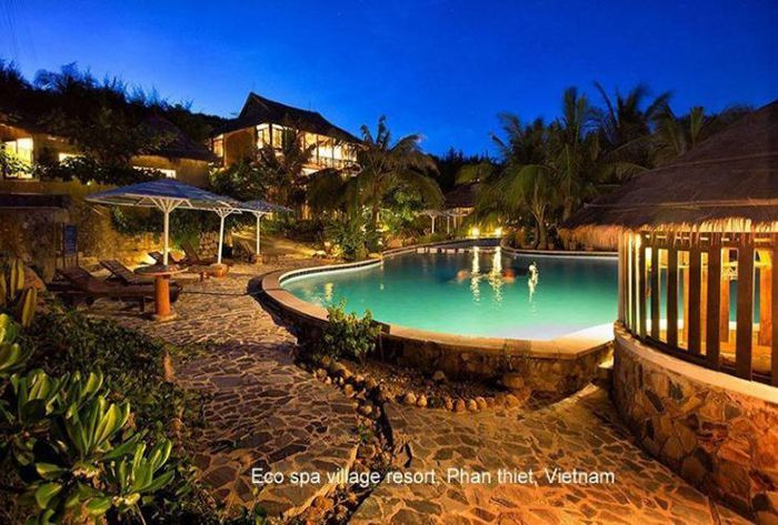 Hồ bơi vô cực rộng lớn tại khách sạn Eco Spa Village Resort