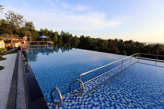 Hồ bơi vô cực tại Tom Hill Resort &amp; Spa Phú Quốc nhìn ra khung cảnh thiên nhiên tuyệt đẹp