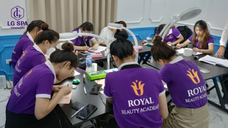 Học viên tiếp thu kiến thức lý thuyết tại Học viện Thẩm mỹ Royal, một cơ sở đào tạo spa chuyên nghiệp TPHCM uy tín